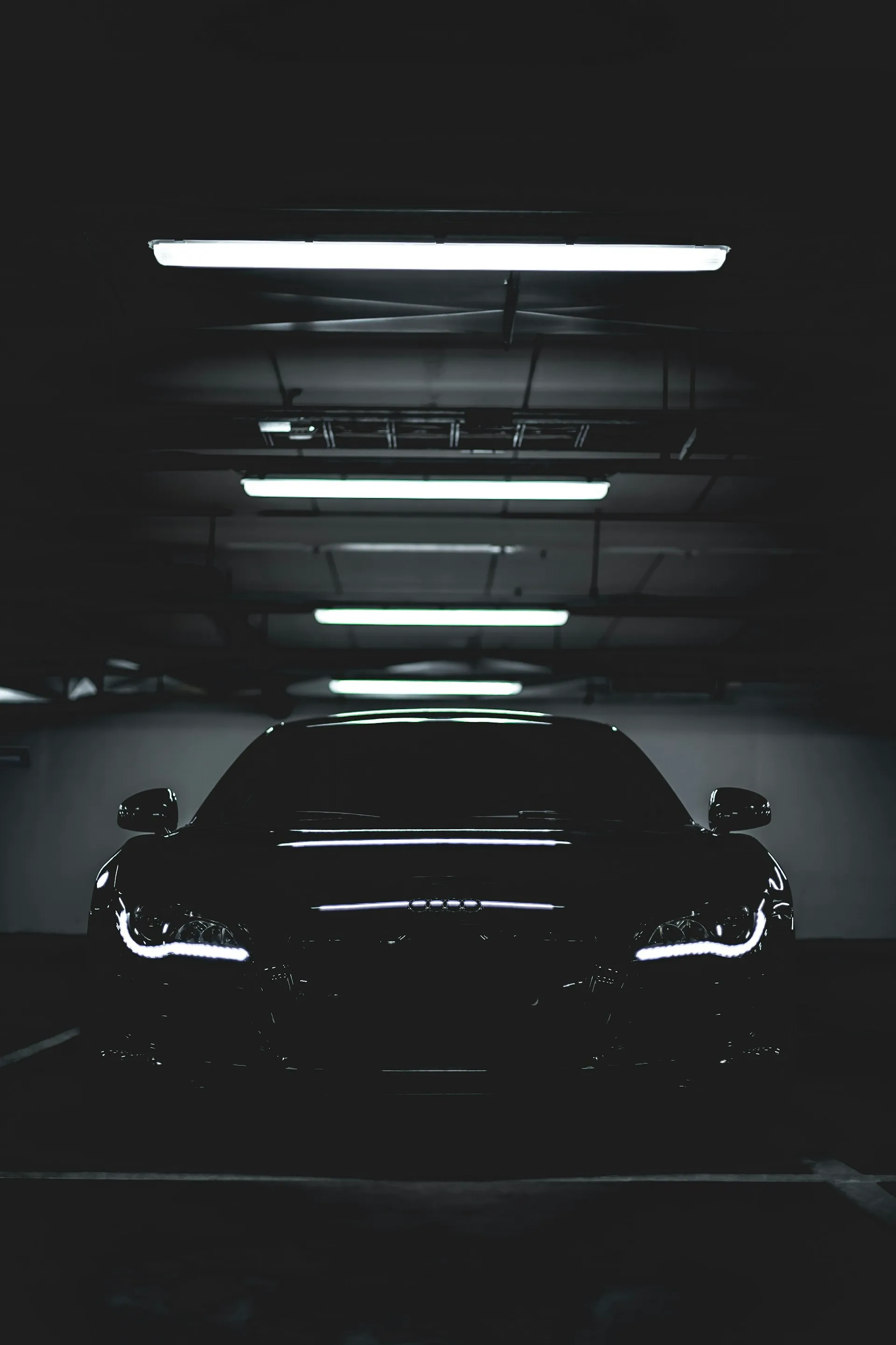 Automóvel escuro em garagem, iluminação dramática